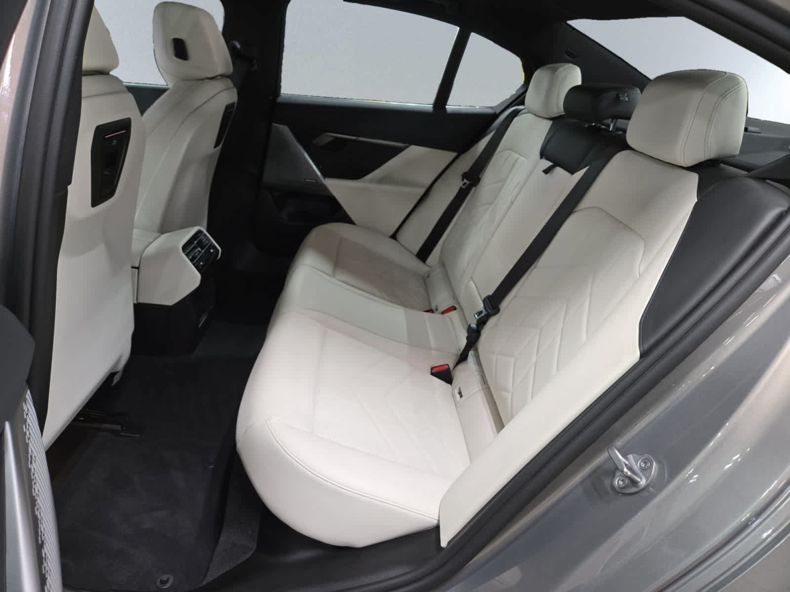 Used 2024 BMW 530i xDrive w/ Convenience Package AWD/4WD image 19