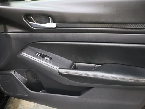 Used 2025 Nissan Altima 2.5 SV FWD image 12