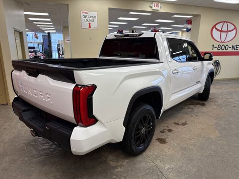 Used 2022 Toyota Tundra SR5 w/ SR5 Premium Package image 10