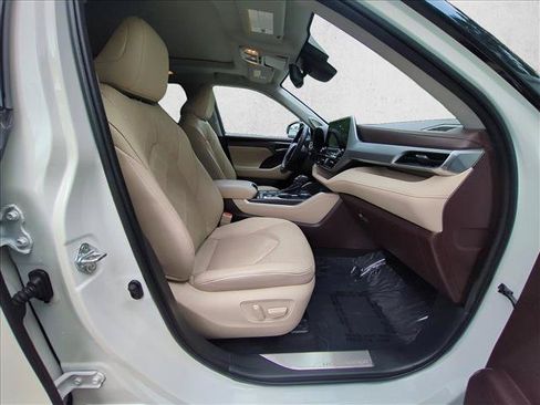 Used 2020 Toyota Highlander Platinum FWD image 25