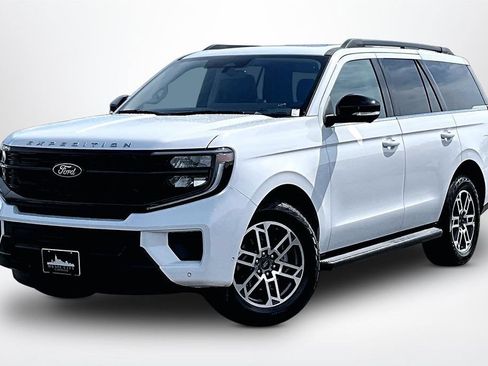 Used 2025 Ford Expedition Active AWD/4WD image 3