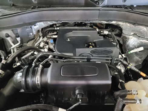 Used 2020 Ford Explorer XLT image 30