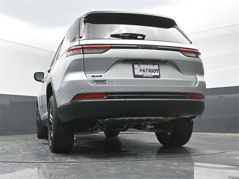 New 2025 Jeep Grand Cherokee Limited image 36