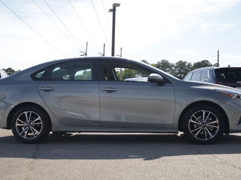 Used 2022 Kia Forte LXS w/ LXS Technology Package FWD image 5