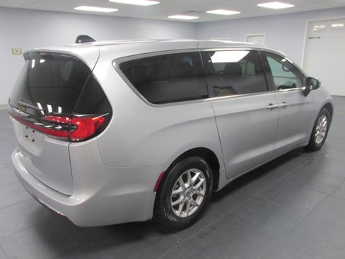 Used 2023 Chrysler Pacifica Touring-L FWD image 4