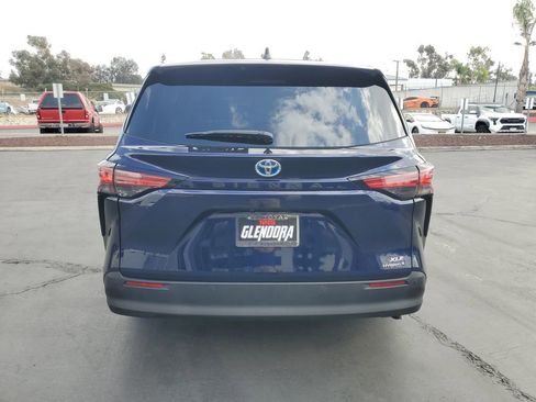 Used 2022 Toyota Sienna XLE image 4