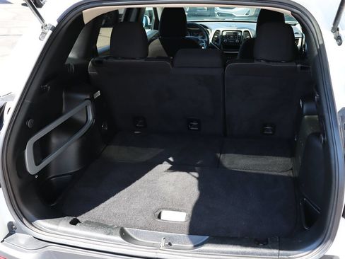 Used 2018 Jeep Cherokee Latitude FWD image 24