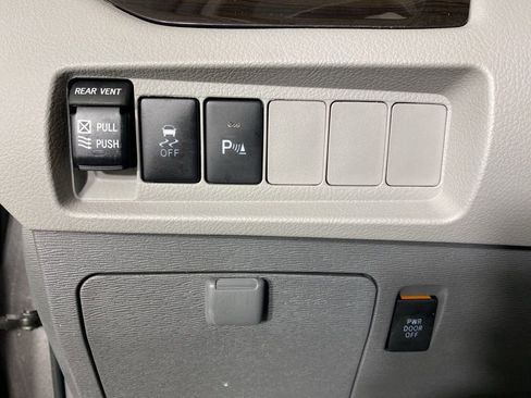 Used 2018 Toyota Sienna XLE w/ XLE Navigation Package image 20