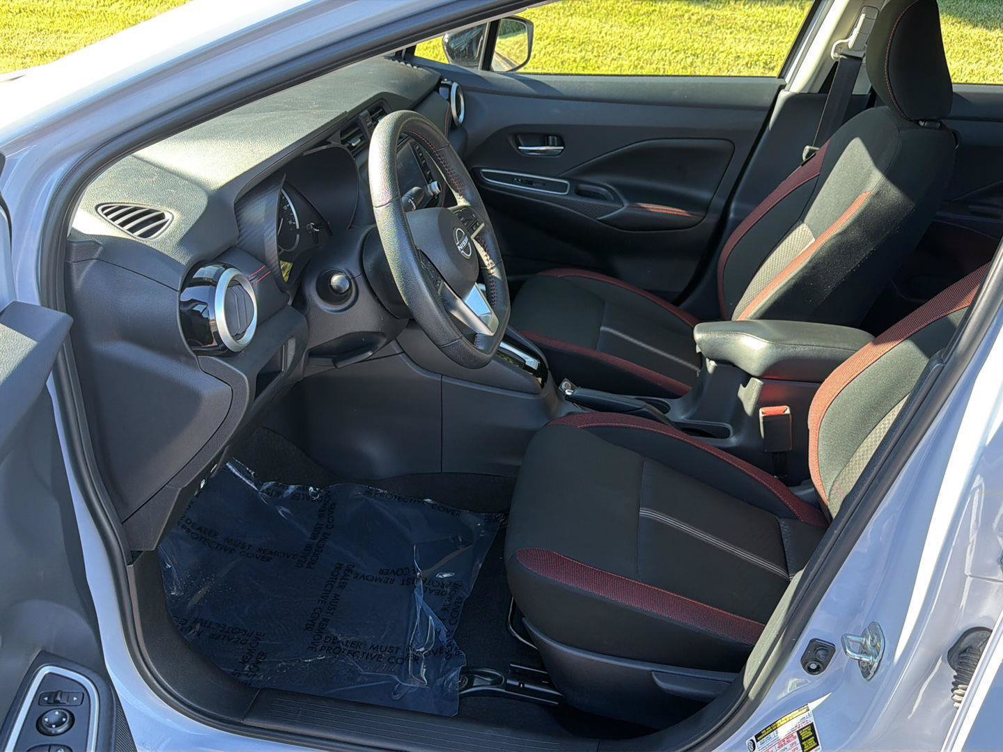 Used 2025 Nissan Versa SR FWD image 9