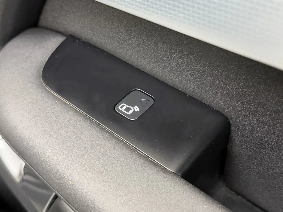 Used 2020 Land Rover Discovery Landmark AWD/4WD image 41