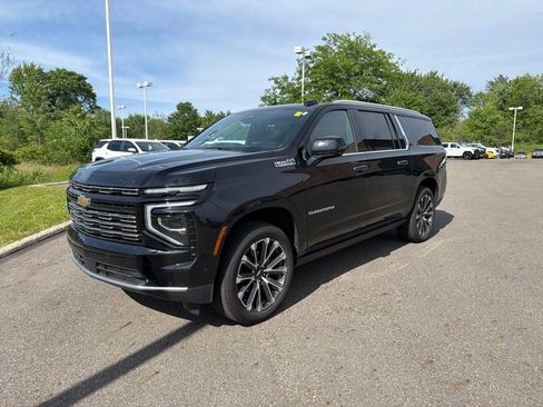 Used 2025 Chevrolet Suburban High Country AWD/4WD image 5