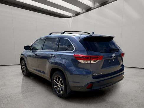 Used 2019 Toyota Highlander XLE FWD image 3