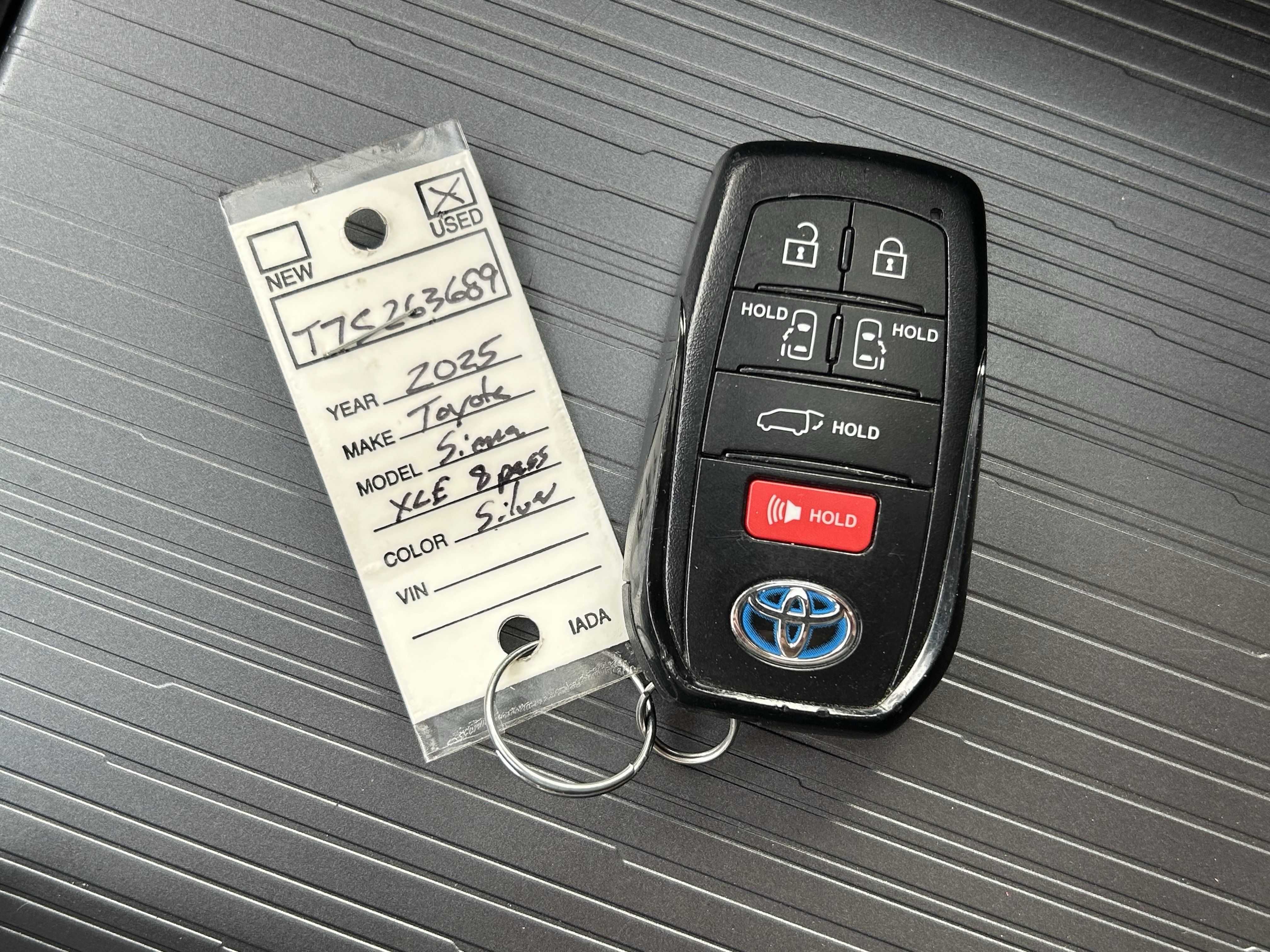 Certified 2025 Toyota Sienna XLE FWD image 40