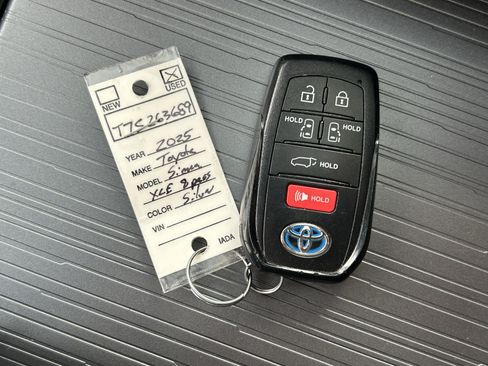 Certified 2025 Toyota Sienna XLE FWD image 40