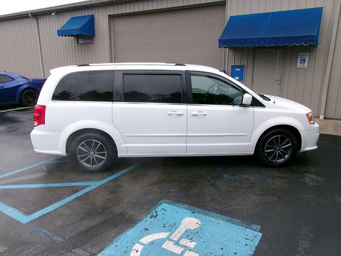 Used 2017 Dodge Grand Caravan SXT image 6