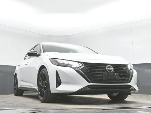 Used 2025 Nissan Sentra SR w/ SR Premium Package image 39