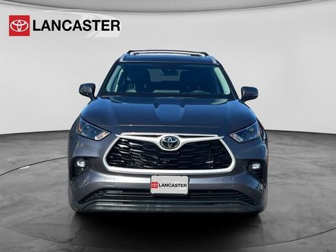 Used 2023 Toyota Highlander XLE image 2