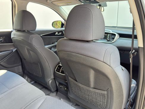 Used 2019 Kia Sorento FWD image 26