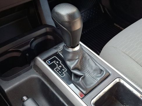 Used 2018 Toyota Tacoma SR5 AWD/4WD image 14