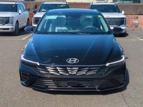 Used 2025 Hyundai Elantra Limited image 8