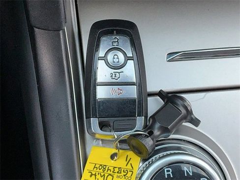 Used 2020 Ford Explorer XLT image 30