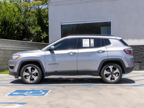 Used 2018 Jeep Compass Latitude w/ Popular Equipment Group FWD image 9
