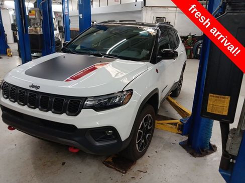 Used 2024 Jeep Compass Trailhawk image 1