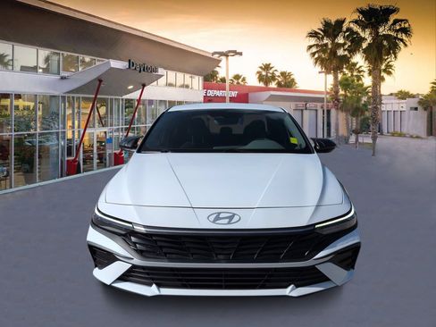 Used 2025 Hyundai Elantra Sport FWD image 8