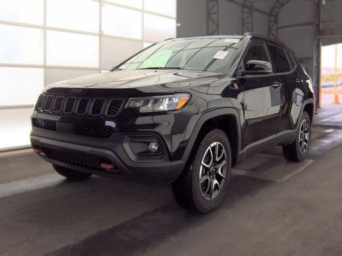 Certified 2025 Jeep Compass Trailhawk AWD/4WD image 3