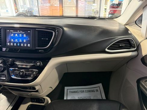 Used 2020 Chrysler Pacifica Touring-L FWD image 46