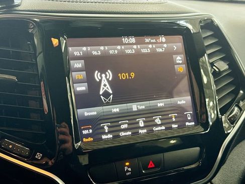 Used 2019 Jeep Cherokee Limited image 16