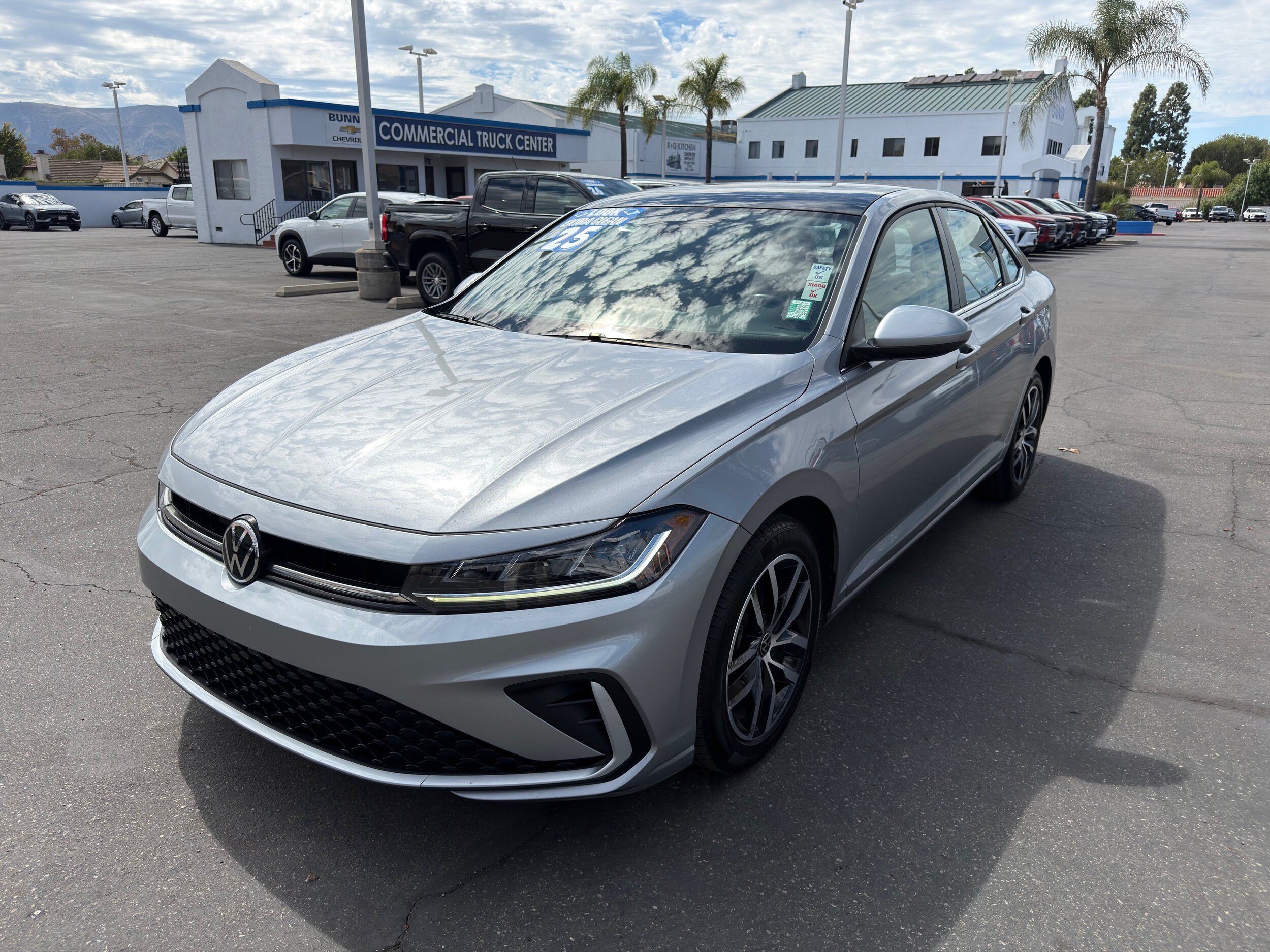 Used 2025 Volkswagen Jetta SE FWD image 4