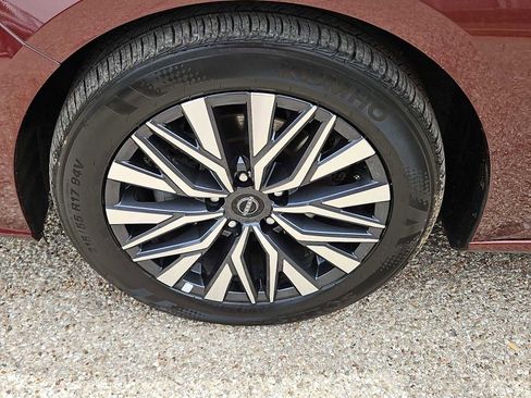 Used 2025 Nissan Altima 2.5 SV FWD image 12