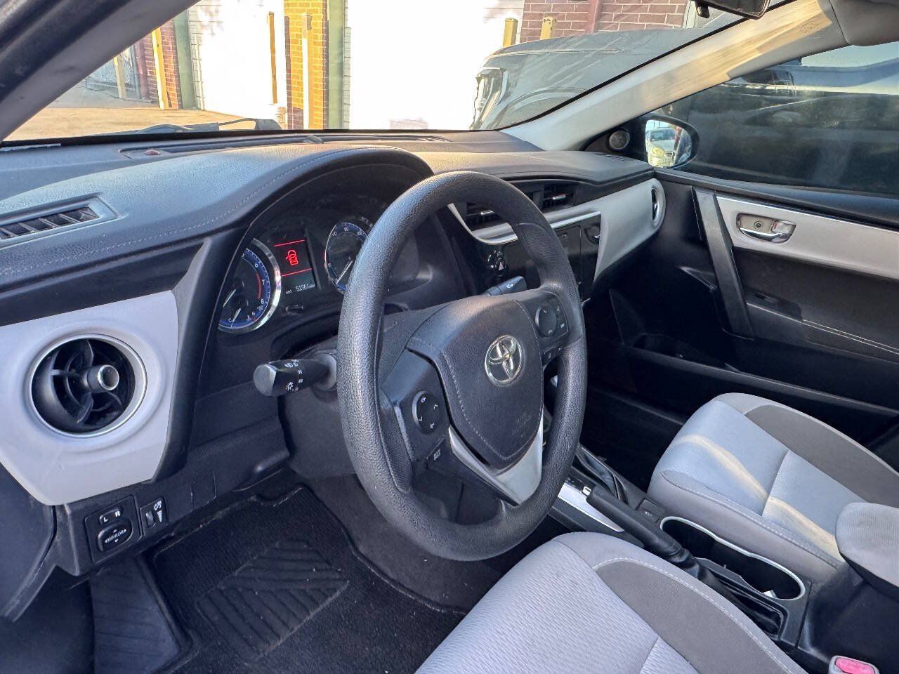 Used 2019 Toyota Corolla LE w/ Carpet Mat Package (TMS) FWD image 8