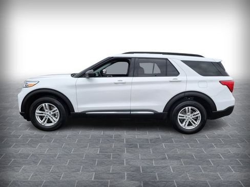 Used 2024 Ford Explorer XLT w/ Equipment Group 202A image 4