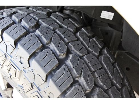 Certified 2024 Nissan Frontier SV image 30