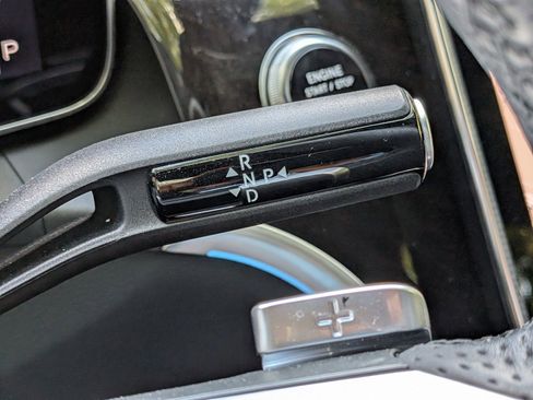 Used 2025 Mercedes-Benz GLC 300 4MATIC image 11