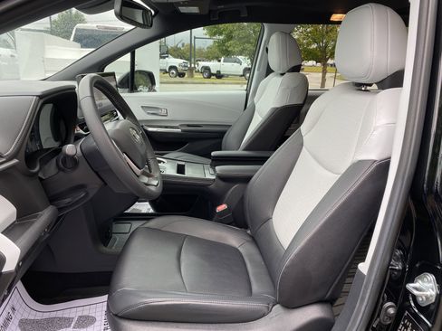 Used 2025 Toyota Sienna XSE image 16