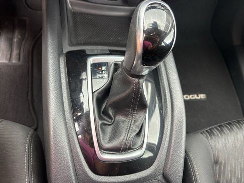 Used 2020 Nissan Rogue SV FWD image 19