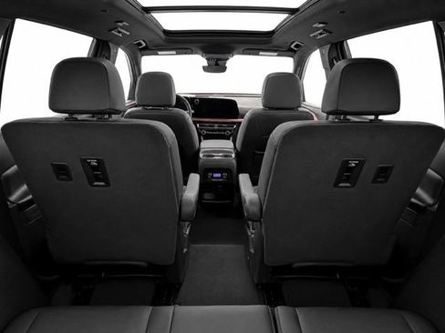 Used 2025 Chevrolet Traverse RS AWD/4WD image 14
