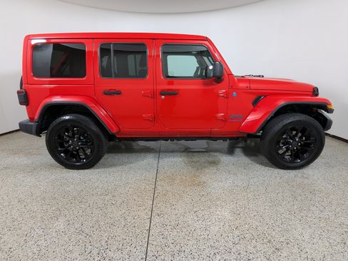 Used 2025 Jeep Wrangler Unlimited Sahara w/ Safety Group AWD/4WD image 8
