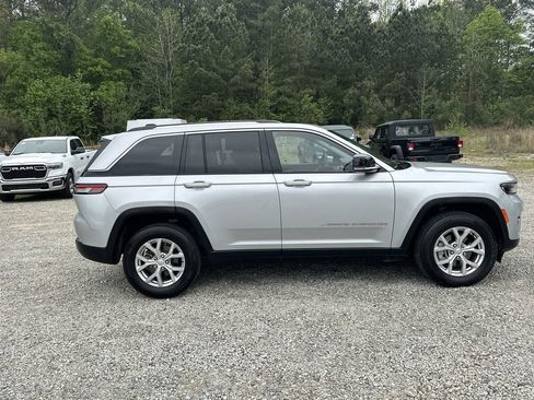 Used 2023 Jeep Grand Cherokee Limited image 2