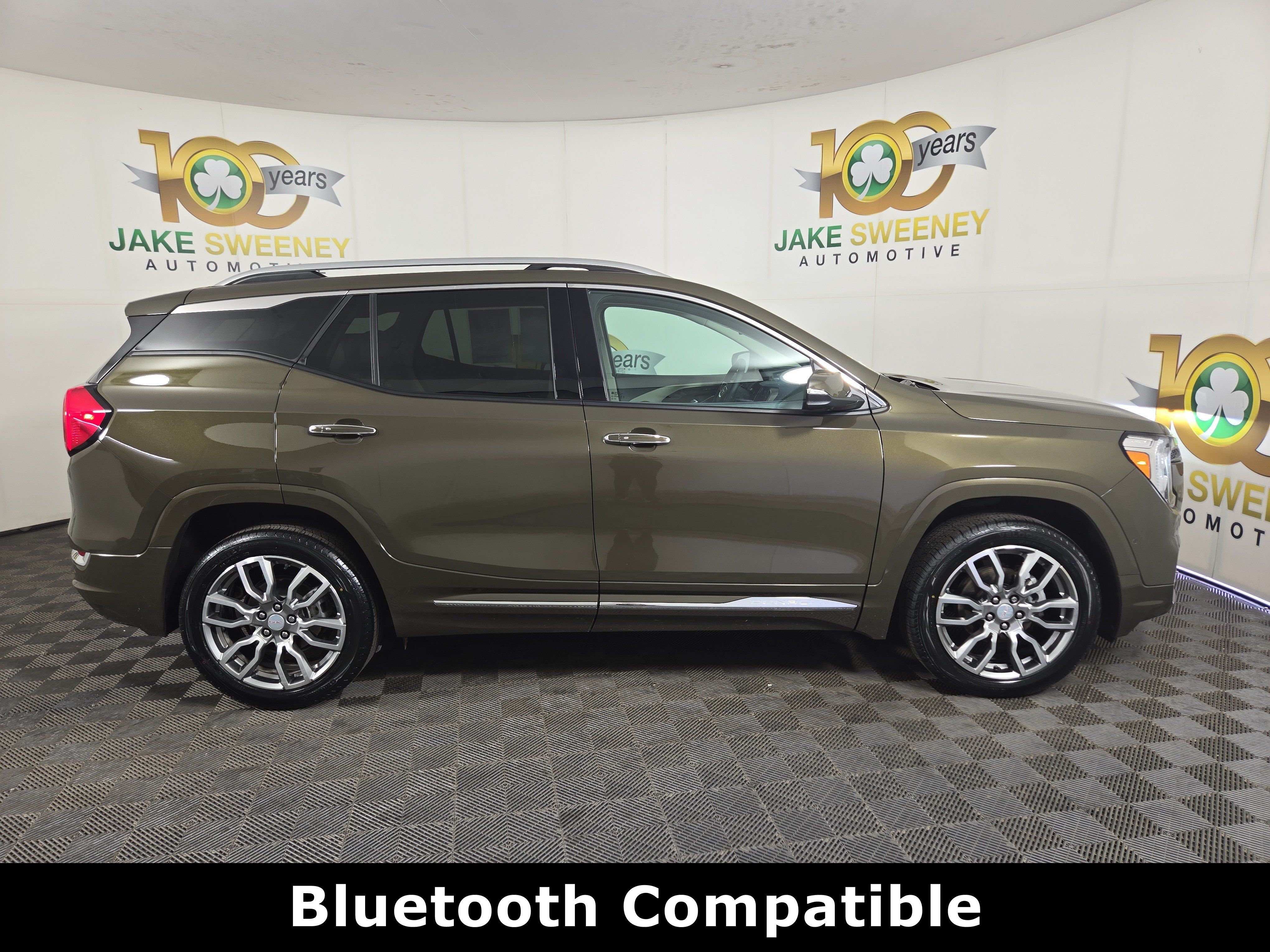 Used 2024 GMC Terrain Denali w/ Denali Premium Package AWD/4WD image 9