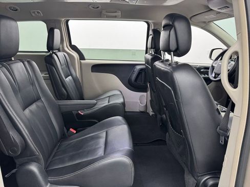 Used 2014 Chrysler Town & Country Touring image 33