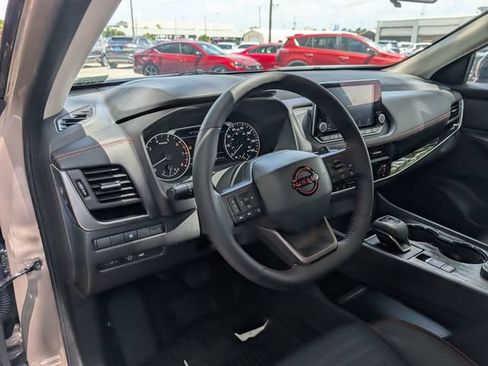 Used 2025 Nissan Rogue SV AWD/4WD image 32