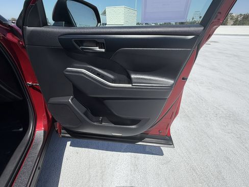 Used 2022 Toyota Highlander XLE FWD image 20