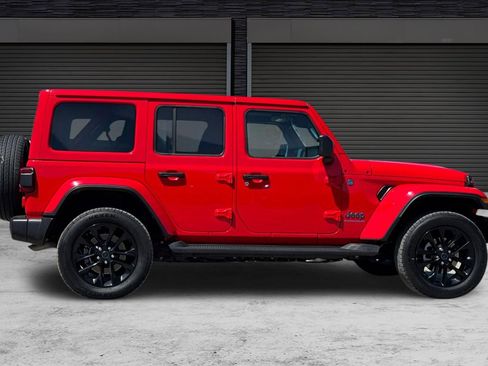 Used 2025 Jeep Wrangler Unlimited Sahara AWD/4WD image 3