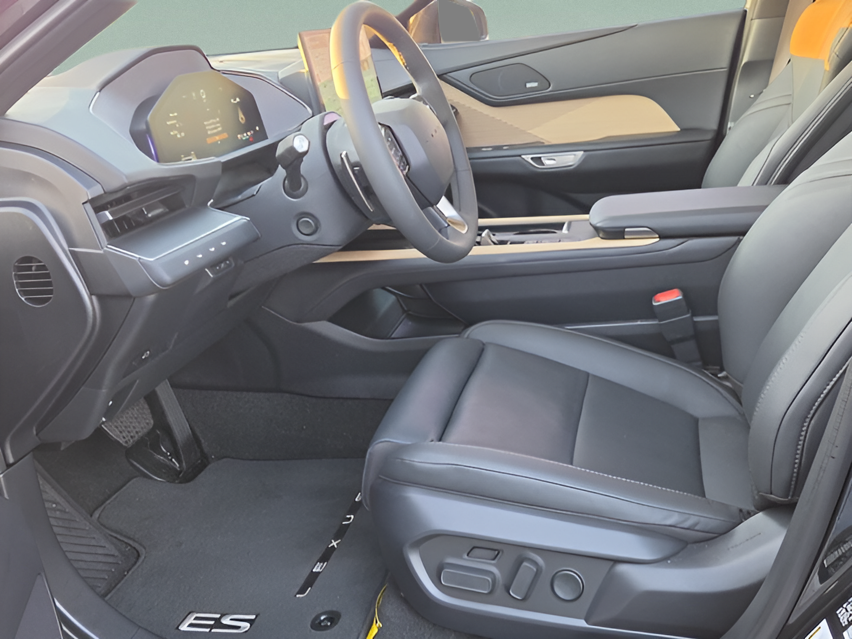 Used 2026 Lexus ES 350e w/ Accessory Package (Z2) FWD image 10