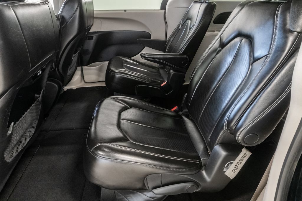Used 2023 Chrysler Pacifica Touring-L FWD image 23