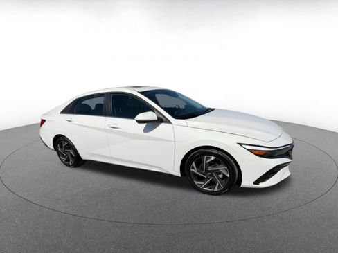 Used 2025 Hyundai Elantra SEL image 2